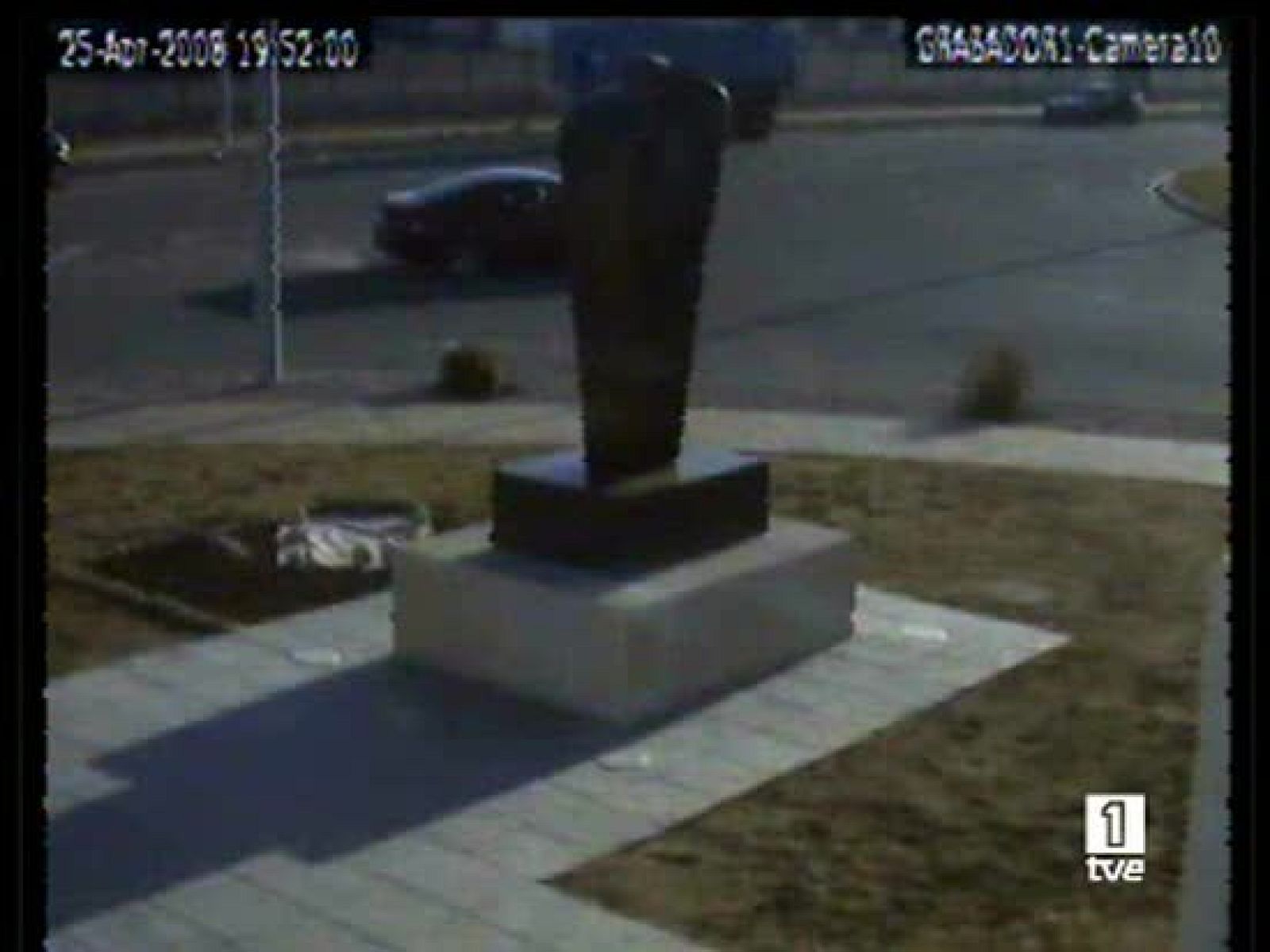 Conducción temeraria frente a la sede de tráfico en León | Ver