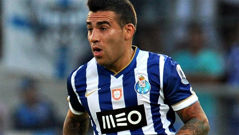 Lo que ha pasado con el fichaje de Otamendi por el Valencia es inexplicable. Una vez firmado el traspaso, en el Valencia se han dado cuenta de que no puede jugar esta temporada porque ocupa plaza de extracomunitario. El futbolista, que tampoco puede