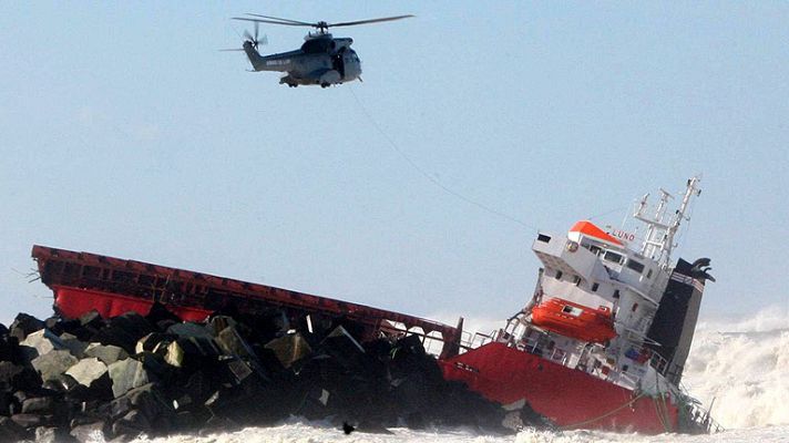 Los desayunos - Las autoridades francesas esperan a que mejore el tiempo para remolcar el carguero partido en dos