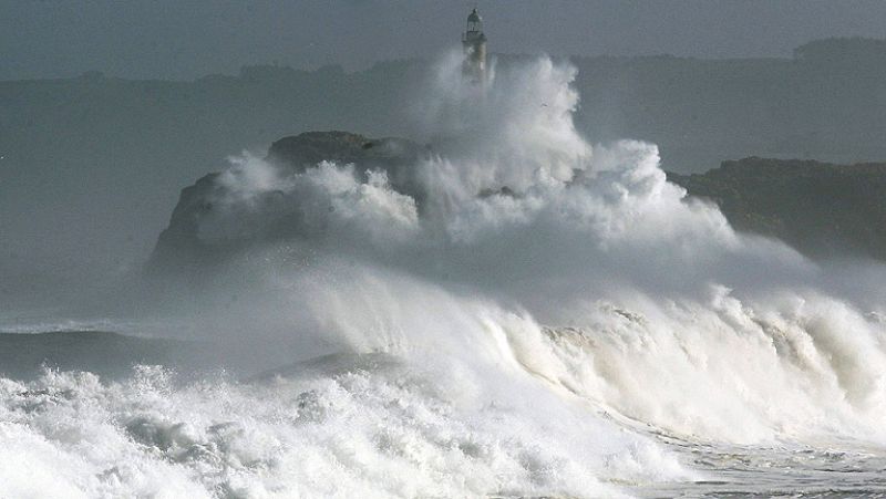 Una nueva ciclogénesis explosiva deja en alerta a una treintena de provincias por fuertes vientos