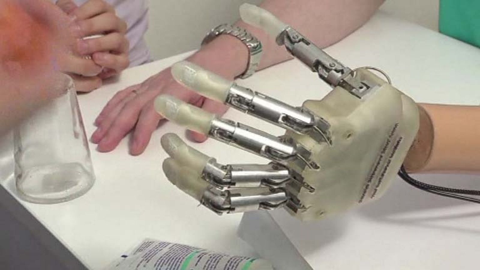 Científicos europeos ponen a punto una mano biónica capaz de sentir