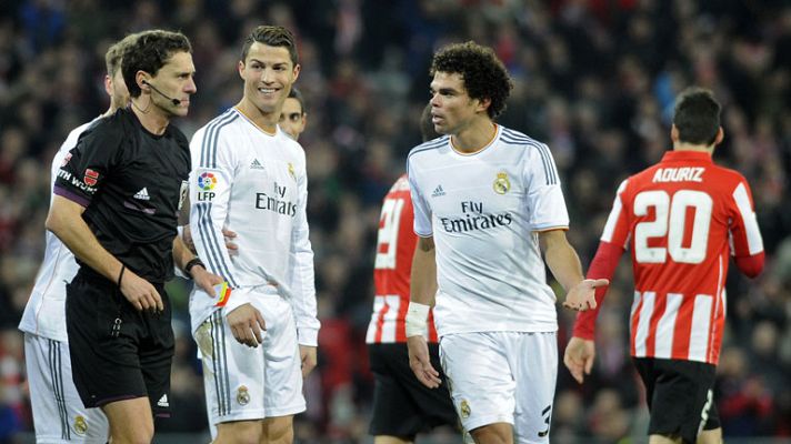 Telediario 1 - Ayza Gámez, el árbitro que expulsó a Cristiano, irá un mes a la 'nevera'