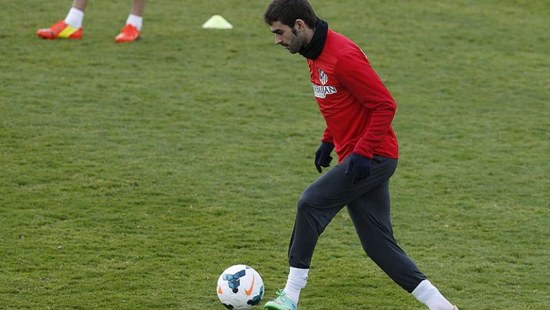 El Atlético de Madrid estrena liderato en Liga en Almería, mientras que el Real Madrid, que llega con Bale pero sin Cristiano Ronaldo, recibe al Villarreal en el Bernabéu. Por su parte, el Barcelona visita el Pizjuán con el objetivo de recuperar punt