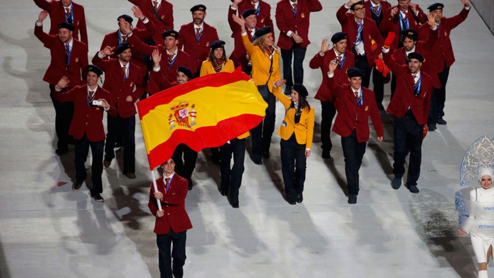 Javier Fernández abandera el desfile de los deportistas españoles | Ver