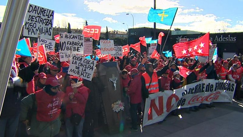 Trabajadores de Coca-Cola se concentran frente a las oficinas de la compañía en Madrid