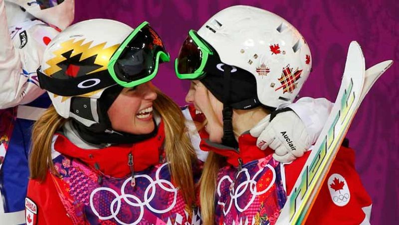 Las hermanas canadienses Justine y Chloe Dufour-Lapointe lograron el oro y la plata en la prueba de baches de esquí estilo libre de los Juegos Olímpicos de Sochi, tras derrotar en la final a la estadounidense Hannah Kearney, ganadora en Vancouver 201