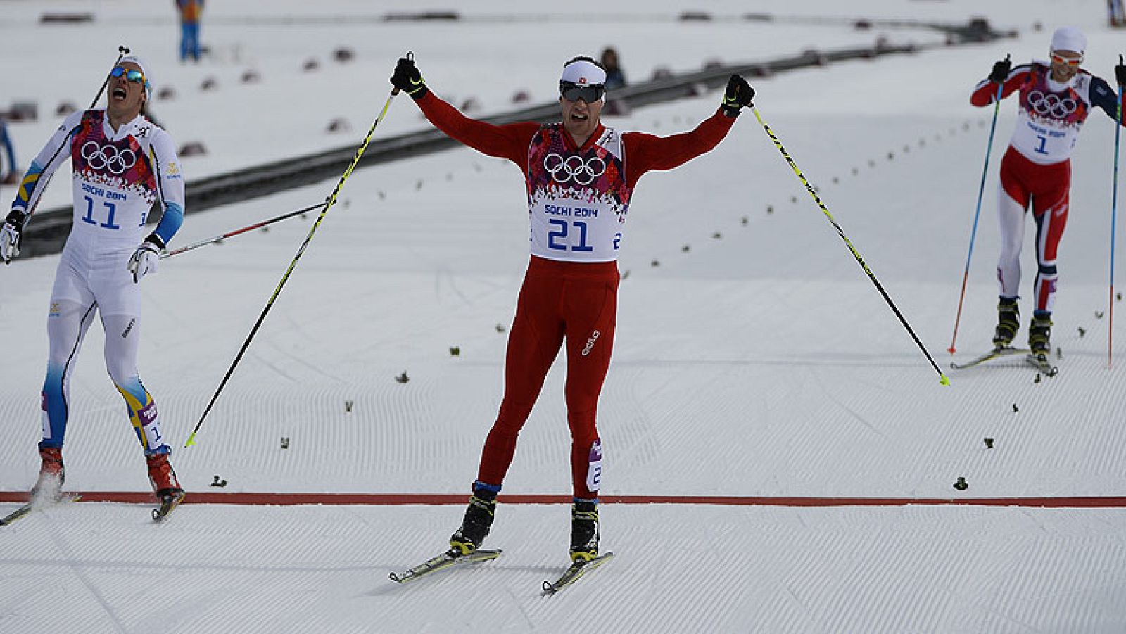 El suizo Dario Cologna consiguió la medalla de oro en la prueba de los 30 kilómetros de esquí de fondo tras vencer por cuatro décimas de segundo al sueco Marcus Hellner, el defensor del título, en un enconado esprint.