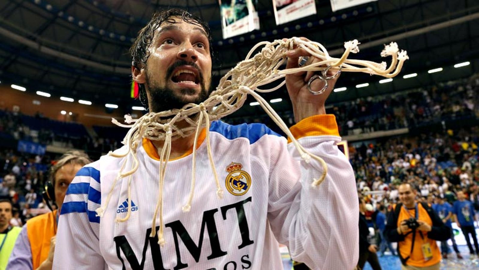 Hay canastas que valen un punto, otras valen doble. Las hay que  valen triple y, a veces, ocurre que hay canastas que valen un partido. La de Sergio Llul es la última de esta coleccion de milagros sobre la bocina en el baloncesto español.