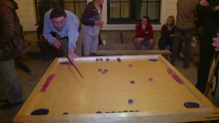 Españoles en el mundo - Juguemos al Novus, el billar letón