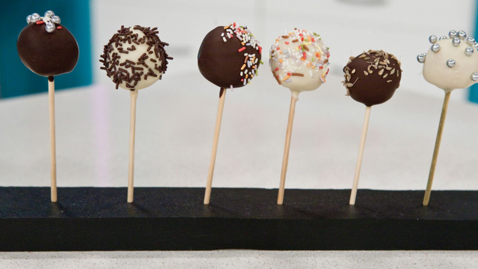 Aprovechar bizcochos duros y convertir en pops cakes