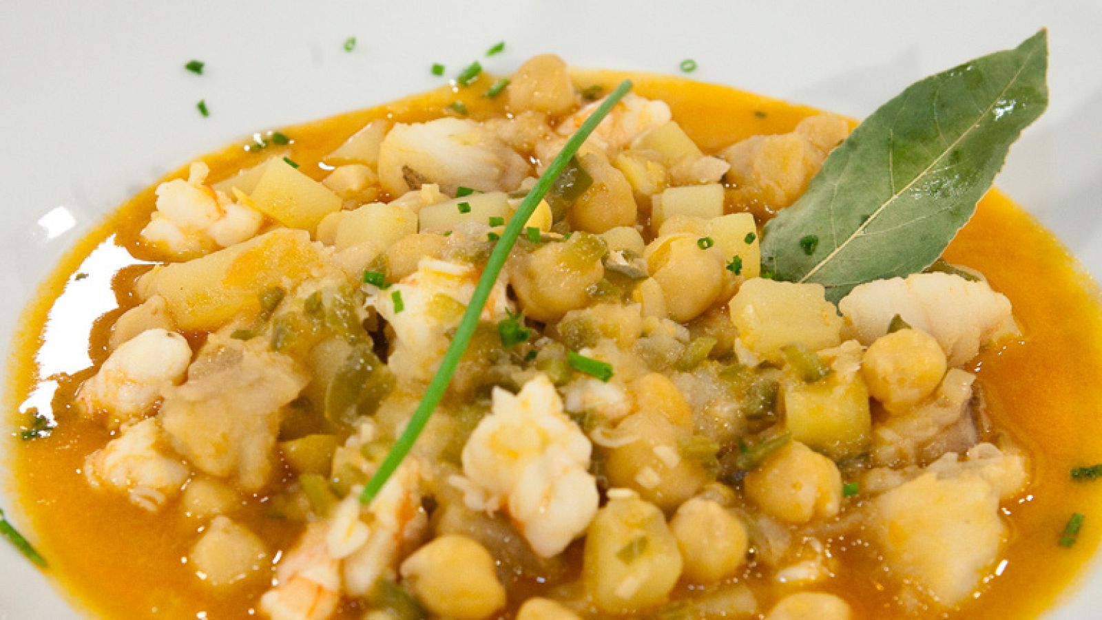Caldero de garbanzos con rape y langostinos