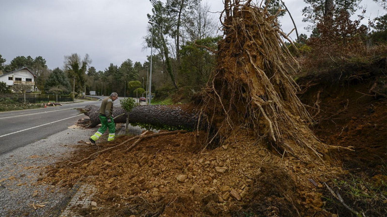 Las rachas de viento superan los 160 km/h en Galicia y provocan problemas en las carreteras