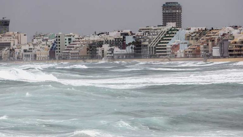 El temporal de lluvia y viento que está afectando al archipiélago  canario continúa provocando este domingo cortes en carreteras, caída  de árboles, farolas y carteles, además de desprendimientos, según ha  nformado el Centro Coordinador de Emergenci
