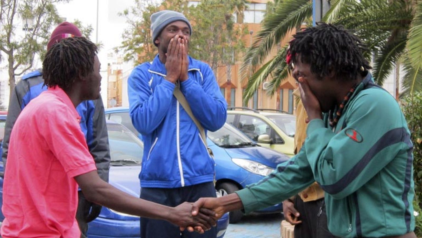 Unos 200 inmigrantes intentan entrar en Melilla y medio centenar lo consiguen - Informativo 24h | Ver