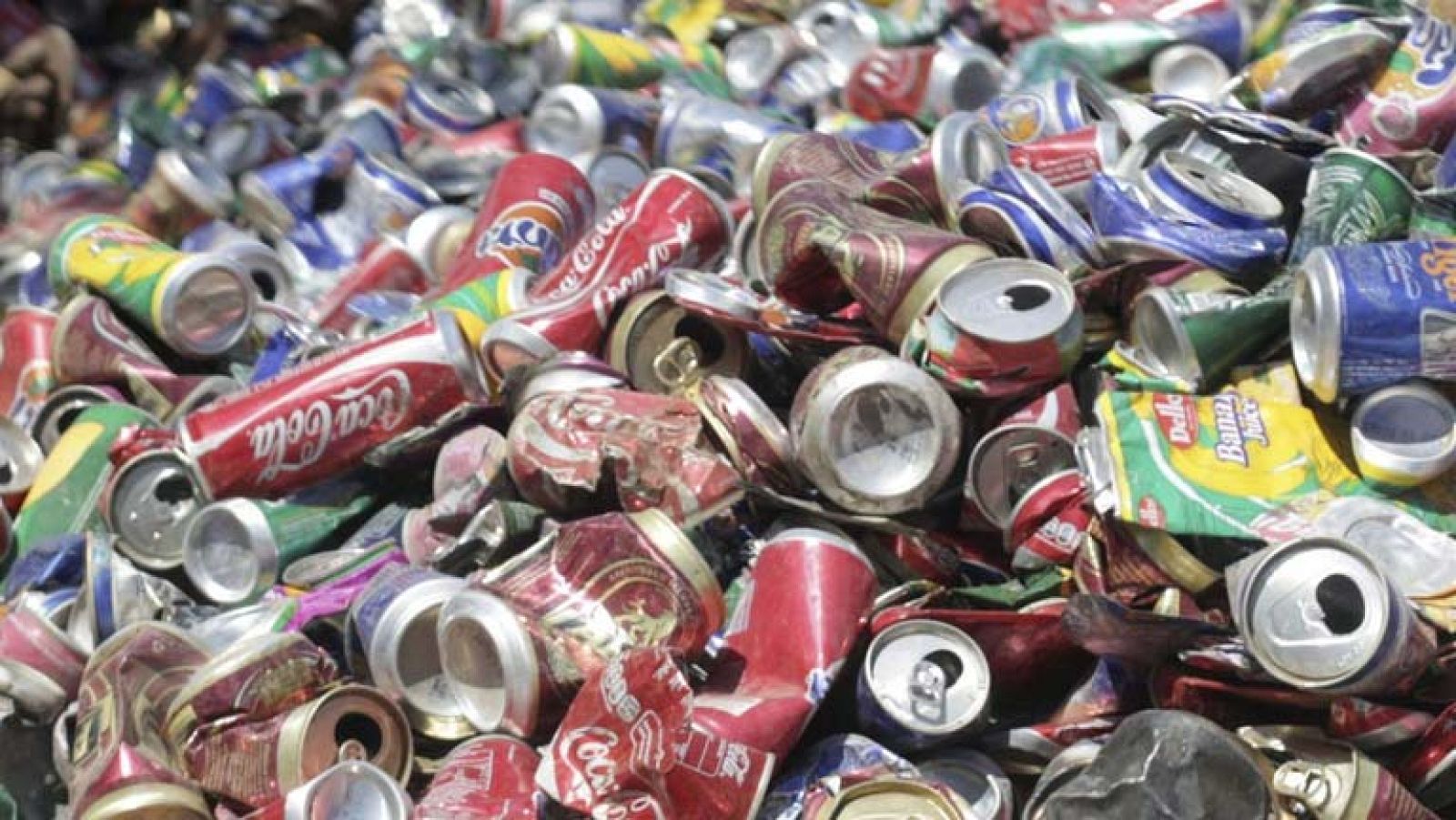 El reciclaje de residuos da trabajo a 200 personas con síndrome de Down