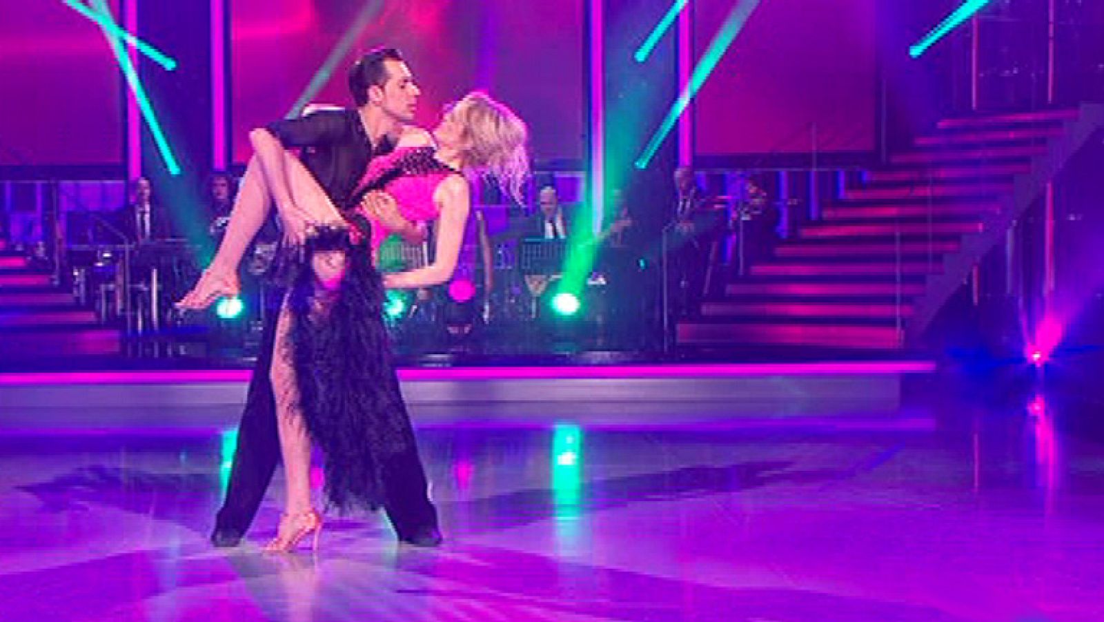 Adriana Abenia y Raúl, caderas de samba