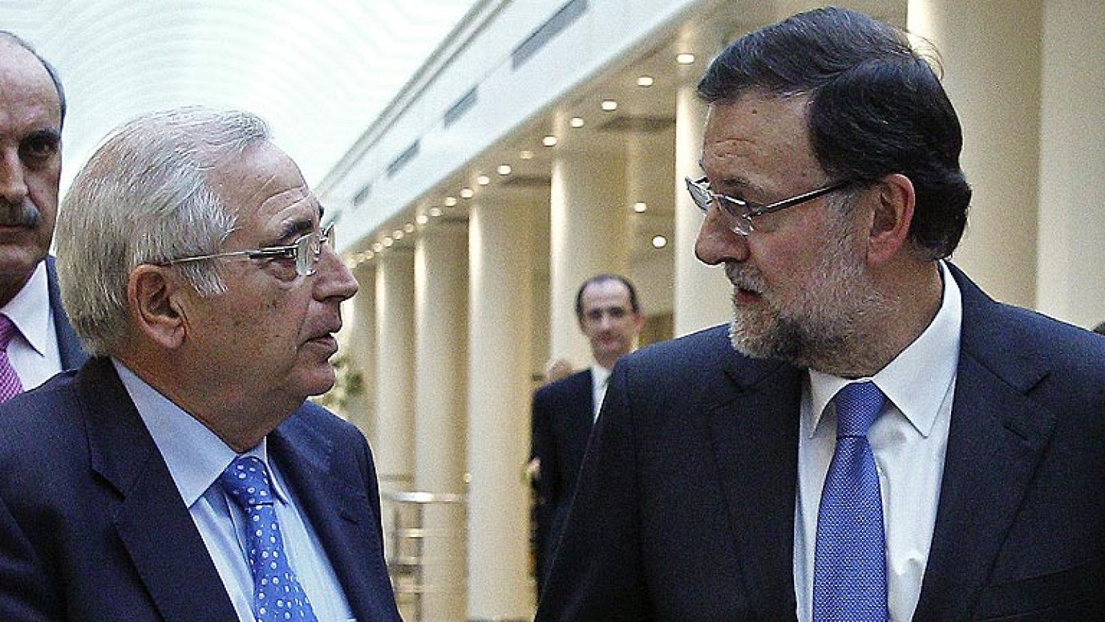 Rajoy se "niega" a hacer "sospechosos" a los guardias civiles sobre su actuación en Ceuta - Informativo 24h | Ver