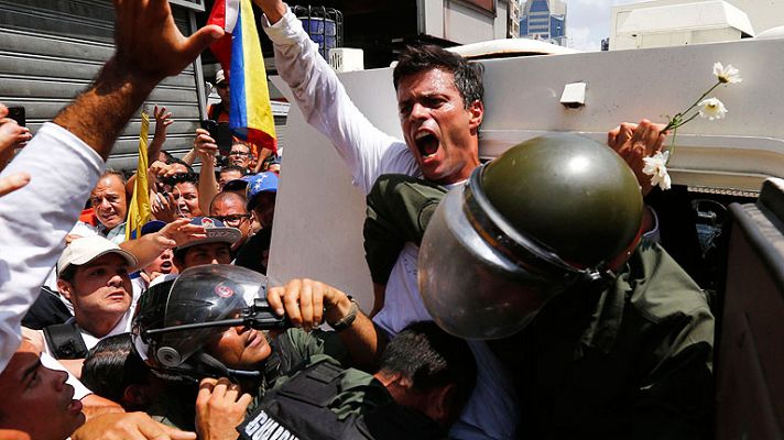 Informativo 24h - El opositor Leopoldo López se entrega a la policía venezolana en una nueva jornada de marchas