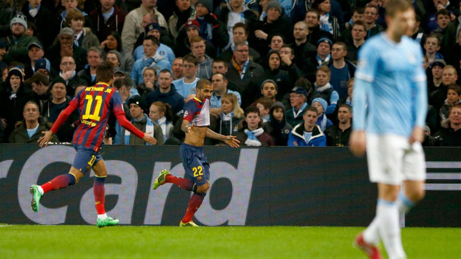 Alves deja casi hundido al City (0-2) | Ver