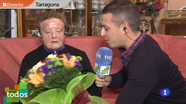 Entre todos - Enric regala flores a Pilar