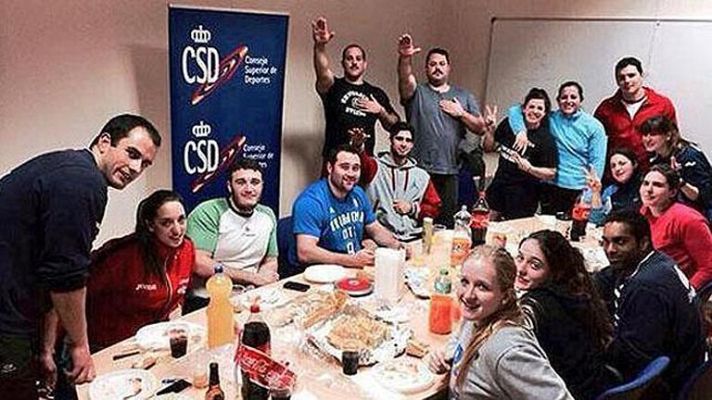 Telediario 1 - Atletas expedientados por un saludo al estilo nazi