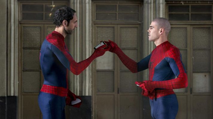Telediario 1 - Iniesta, Valdés, Arbeloa y Diego López se visten de Spiderman
