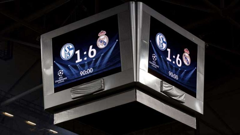 Huntelaar maquilla el marcador con una volea fabulosa (1-6)