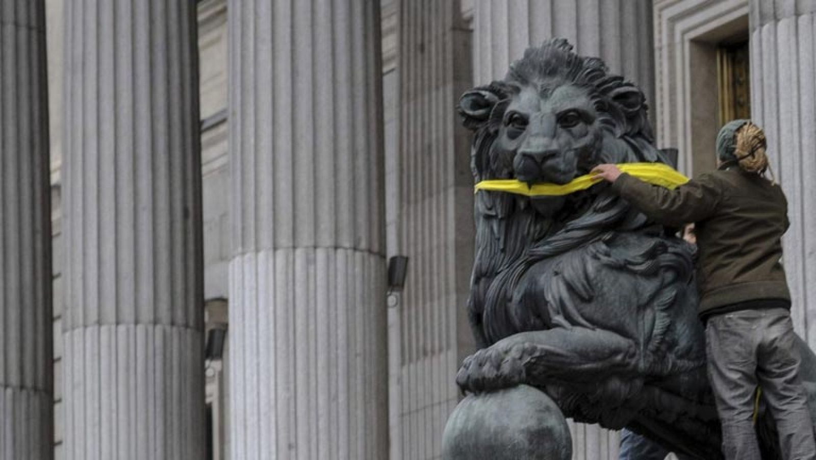 Greenpeace amordaza a los leones de las Cortes en protesta por la Ley de Seguridad Ciudadana | Ver
