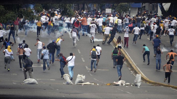 Telediario 1 - Los estudiantes de Venezuela vuelven a manifestarse en Caracas contra el presidente Maduro