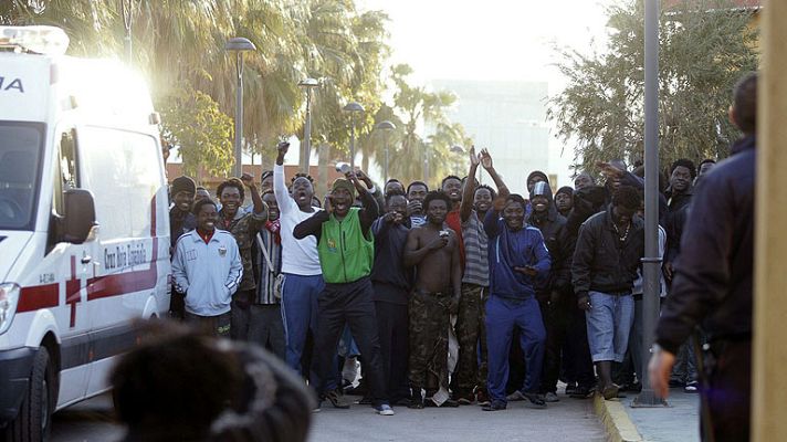 Telediario 1 - Decenas de inmigrantes entran en Melilla en un nuevo salto masivo a la valla