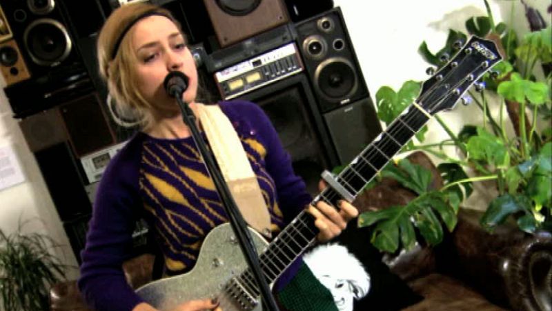 Russian Red nos interpreta "Michael P" en directo - Ver ahora