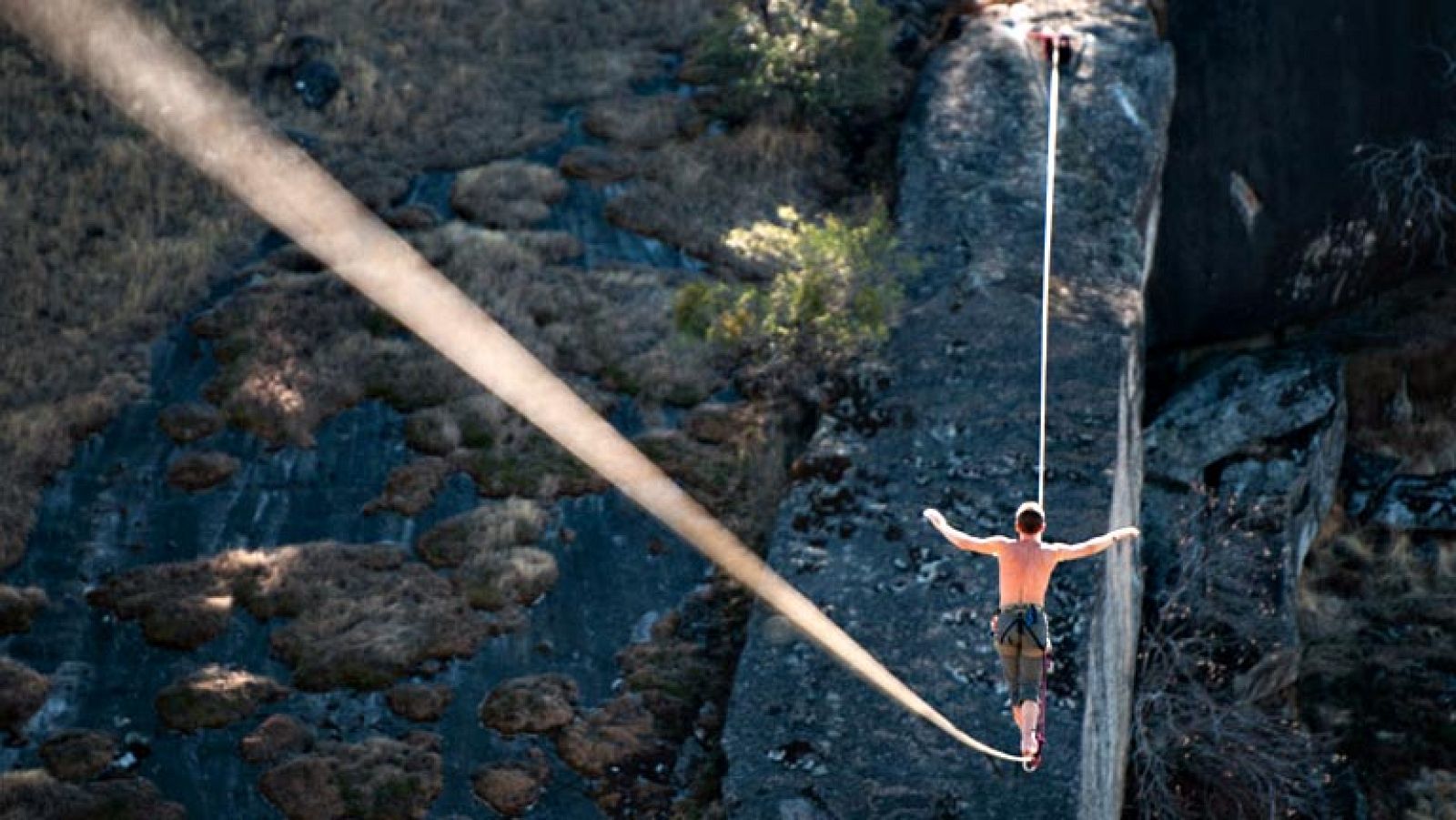 El polaco Jerry Miszewski ha batido un récord. Ha sido capaz de caminar sobre la cuerda 214 metros en Sacramento (California).