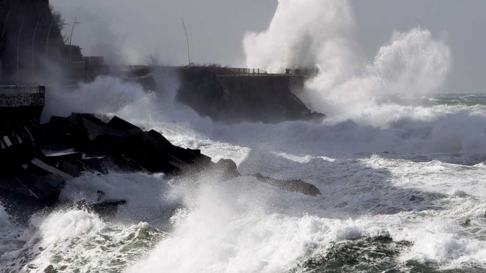 Una profunda borrasca de viento, nevadas y fuerte oleaje mantiene en alerta a 40 provincias - Informativo 24h | Ver