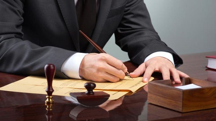 Telediario 1 - Qué hace un cazador de herencias