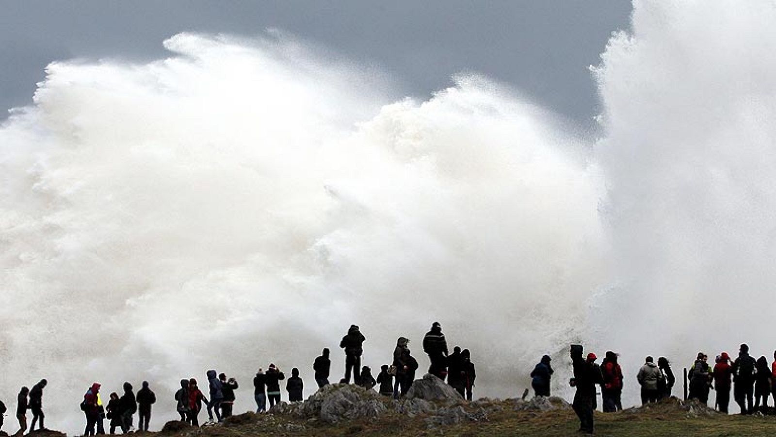Una profunda borrasca de viento, nevadas y fuerte oleaje mantiene en alerta a 40 provincias | Ver