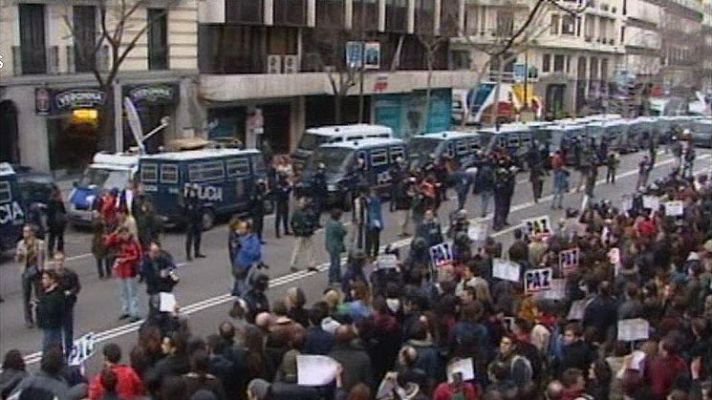 Telediario 1 - Protestas en las sedes del PP por los atentados del 11M