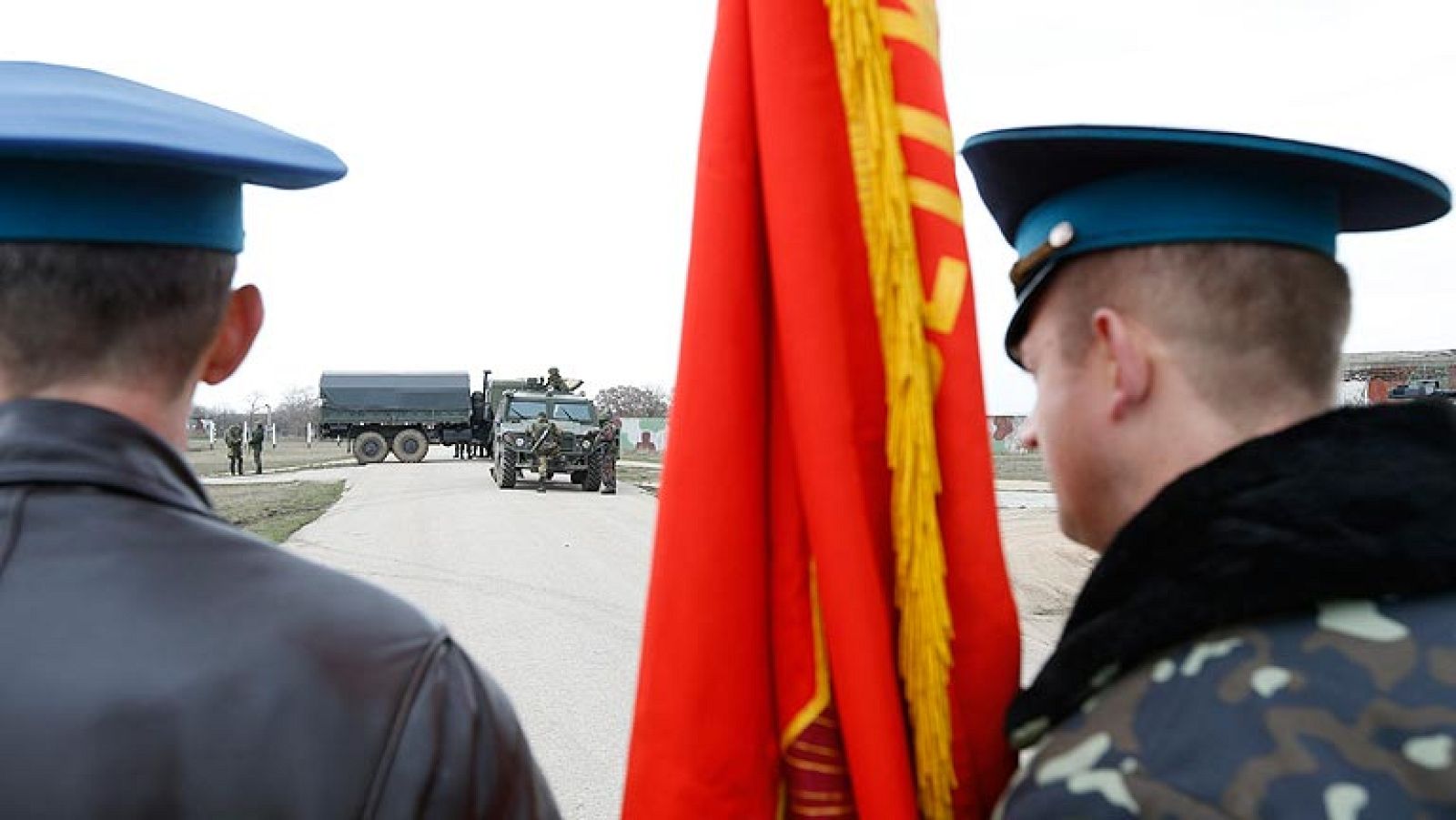 Soldados rusos y ucranianos, frente a frente en el aeródromo de Belbek