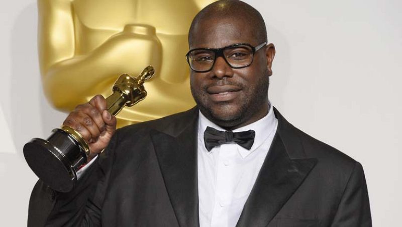 Mcqueen, Oscar en mano, recordaba que la esclavitud sigue muy presente