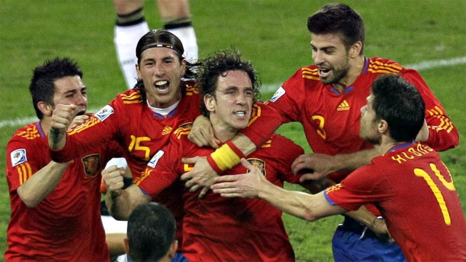 Carles Puyol, el capitán del mejor Barcelona de la historia, ha dicho basta. Con 35 años y 23 títulos, entre ellos un Mundial, tres 'Champions' y dos Eurocopas, los continuos problemas en la rodilla le han obligado a anunciar hoy que dejará el club a