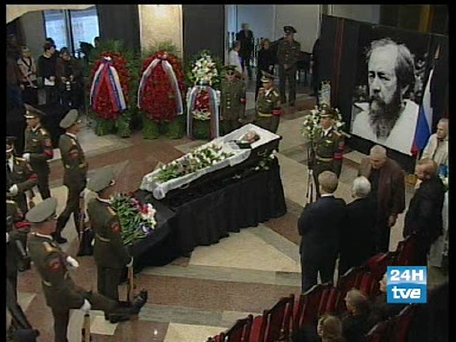 Los moscovitas se despiden del escritor ruso Alexandr Solzhenitsinen la capilla ardiente en la sede de la Academia de Ciencias de Rusia.