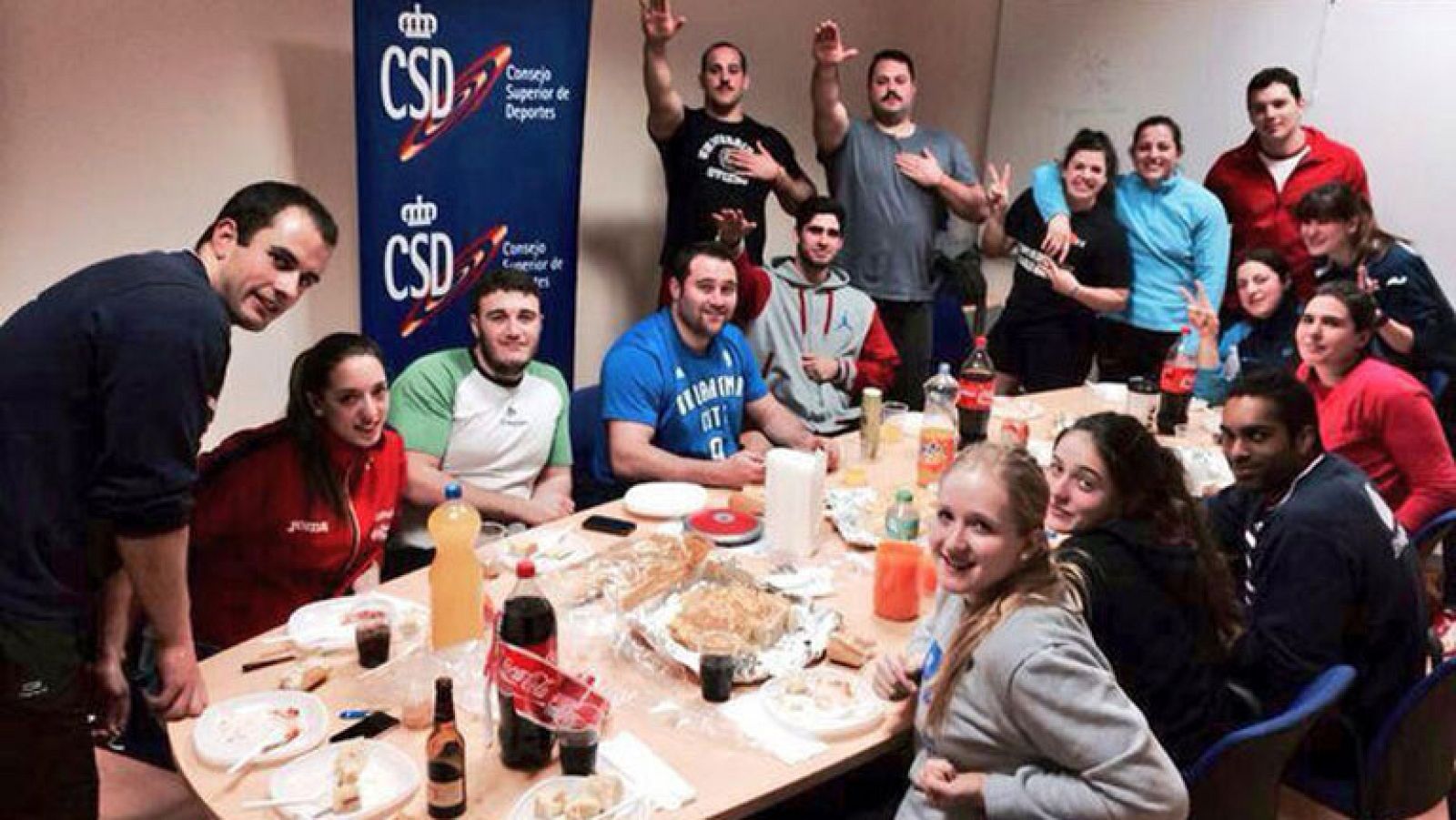 Antiviolencia recurre la decisión de no expedientar a los tres atletas que hicieron el saludo nazi | Ver