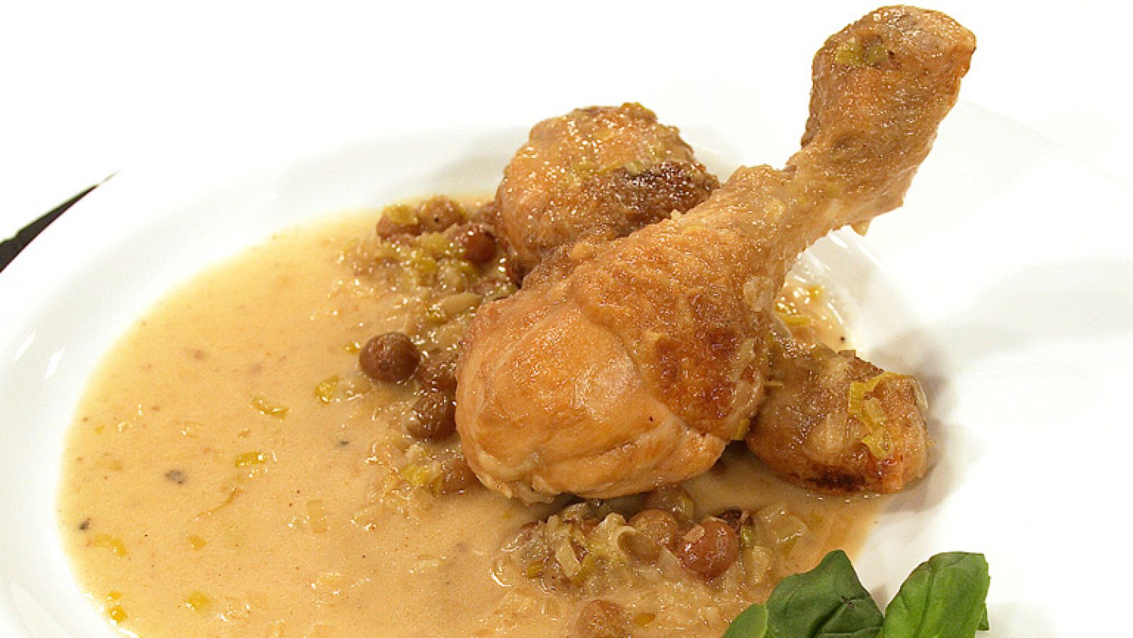 Jamoncitos de pollo al vino espumoso con ensalada de judías