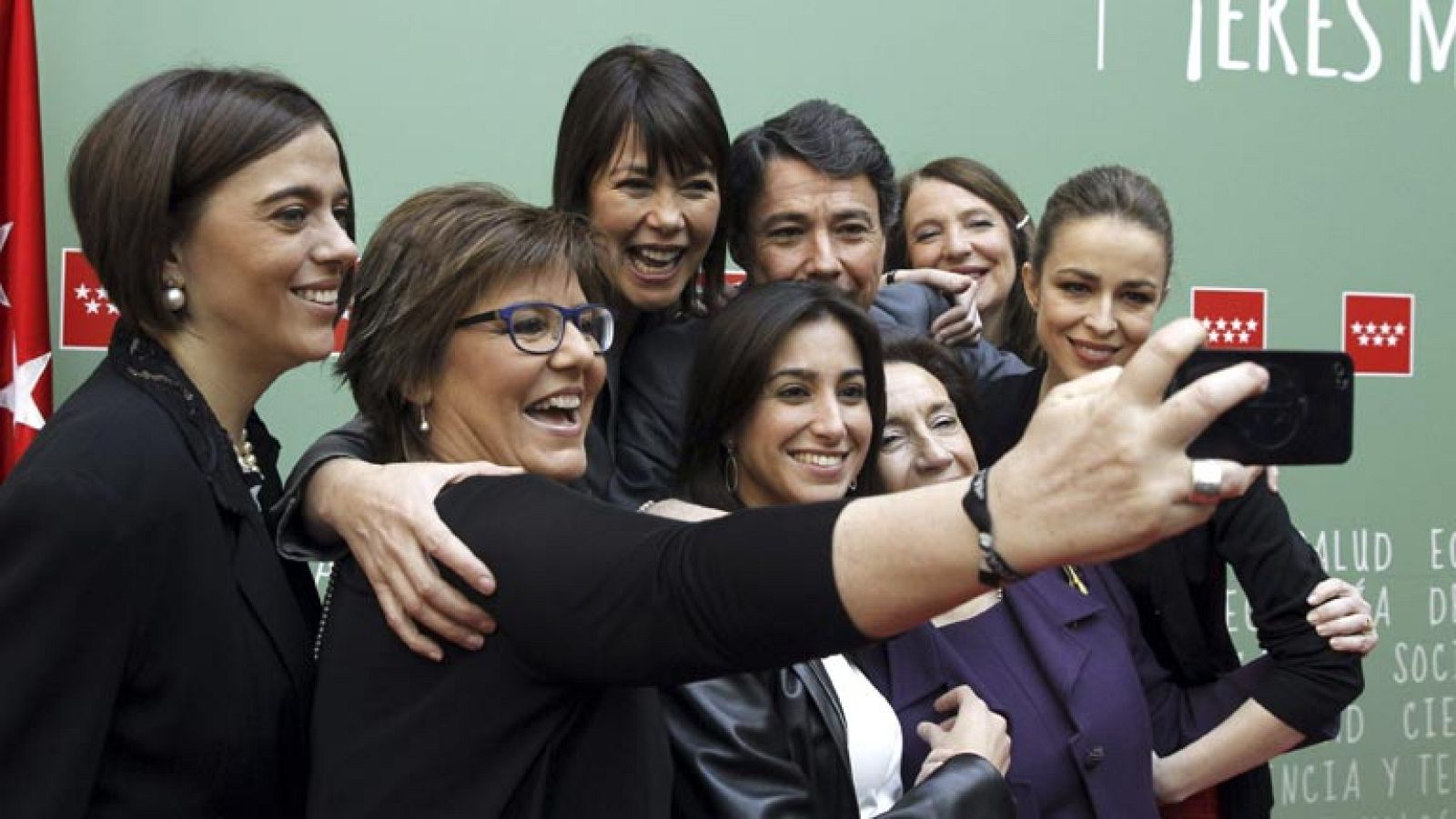 La periodista de TVE María Escario ha recibido uno de los premios 7 estrellas que concede cada año la Comunidad de Madrid con motivo del dia Internacional de la mujer. Junto a María han sido premiadas, entre otras, Victoria Prego, la actriz Silvia Ab