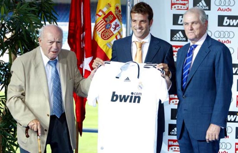Van der Vaart es presentado oficialmente por el Real Madrid