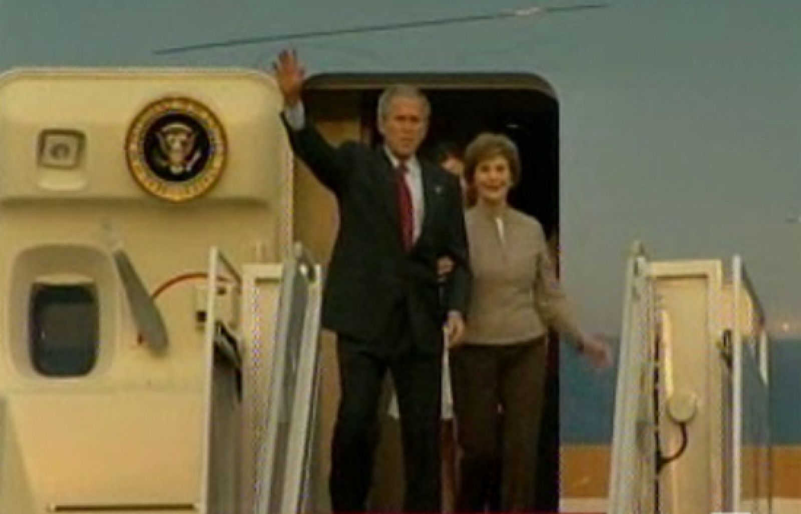 Bush recibido en Seul entre manifestaciones a favor y en contra | Ver