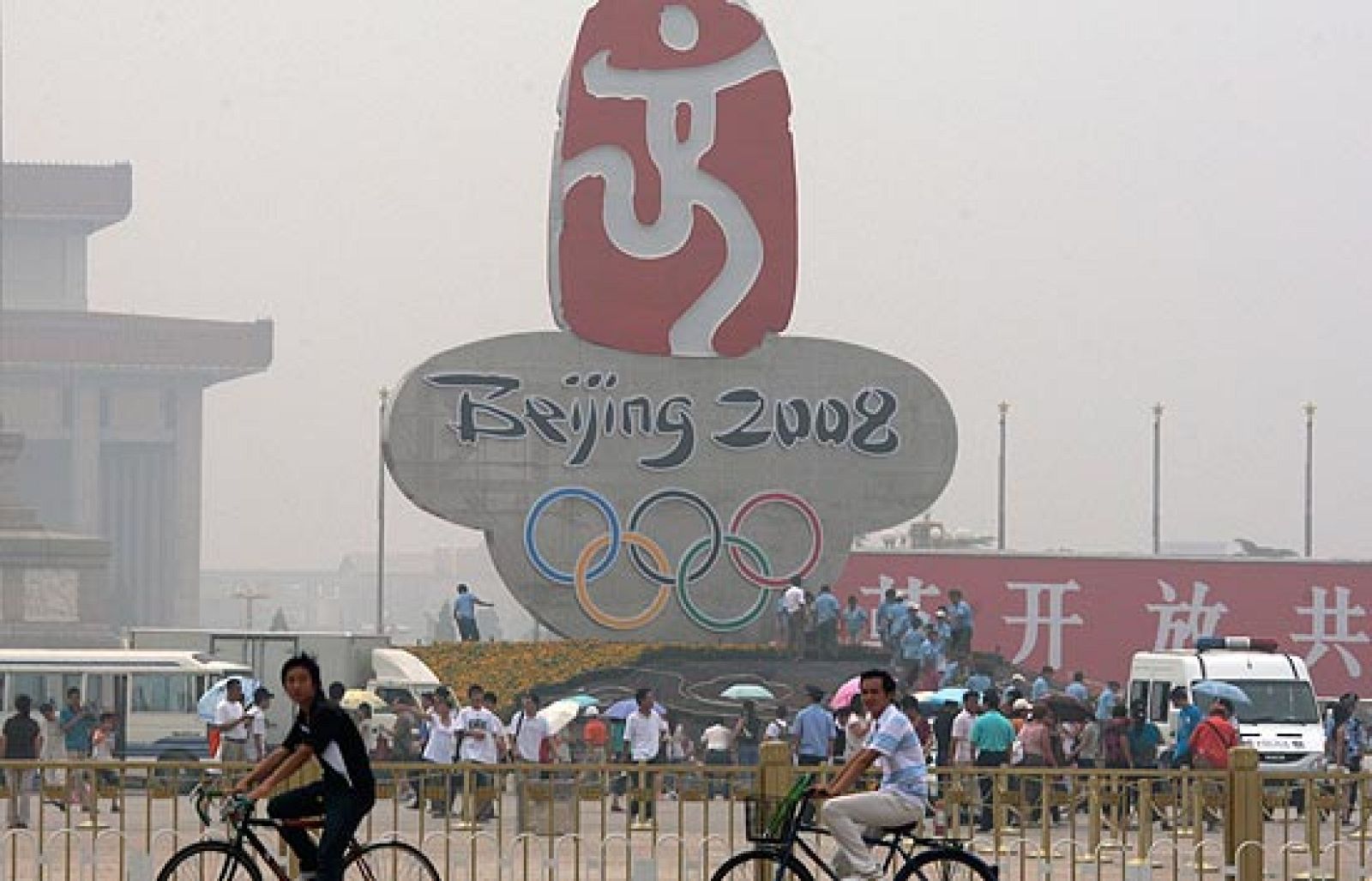 En la Villa olímpica de Pekín conviven todos los deportistas, como una mancomunidad de vecinos ilustres, donde coinciden en las tiendas Roger Federer con deportistas más desconocidos, entre ellos no pocos representantes españoles.