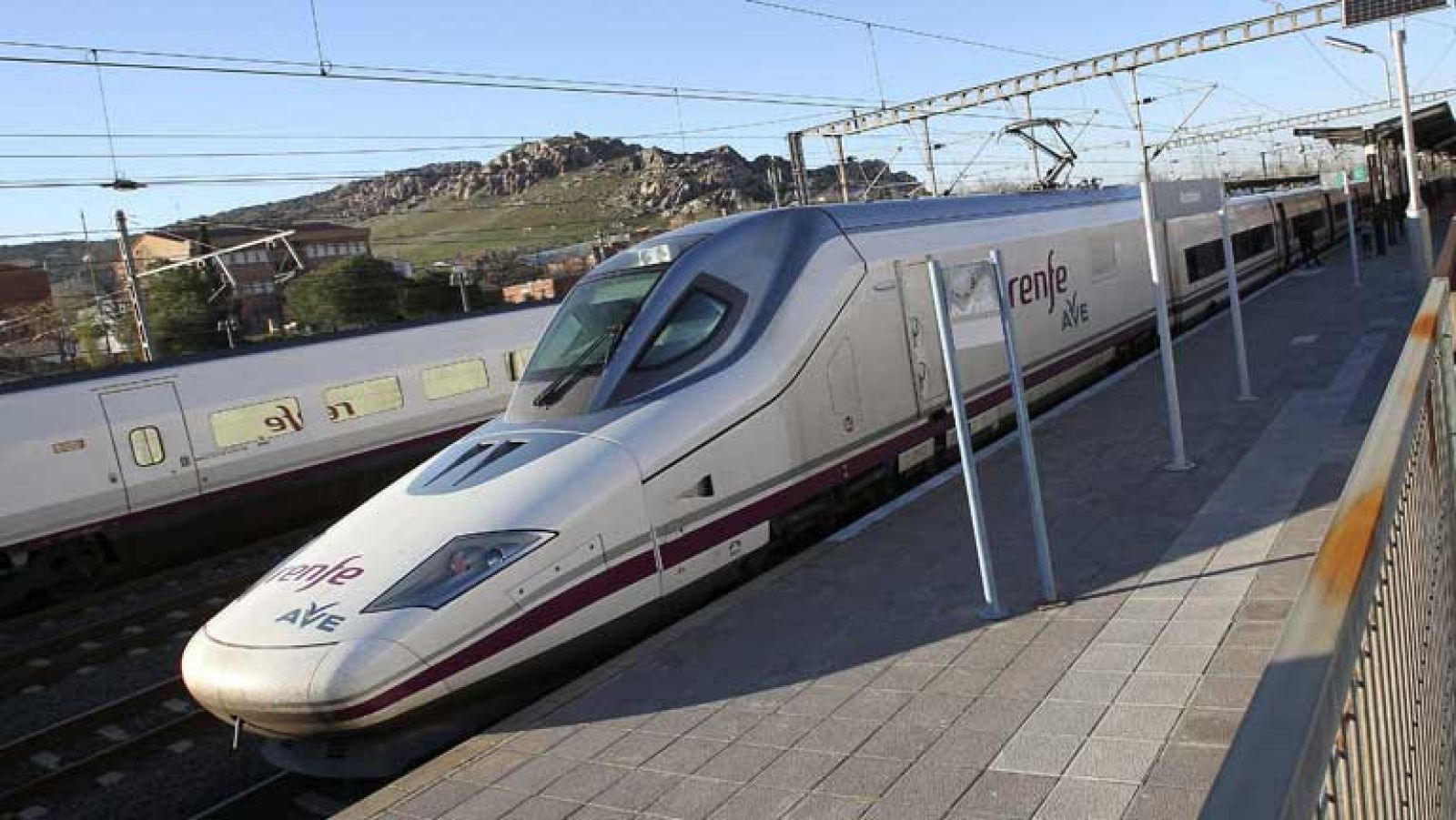 Un incendio interrumpe el tráfico en la línea del AVE Puertollano - Córdoba