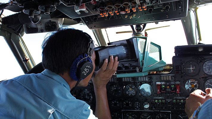 Telediario 1 - Investigan la desaparición de un avión