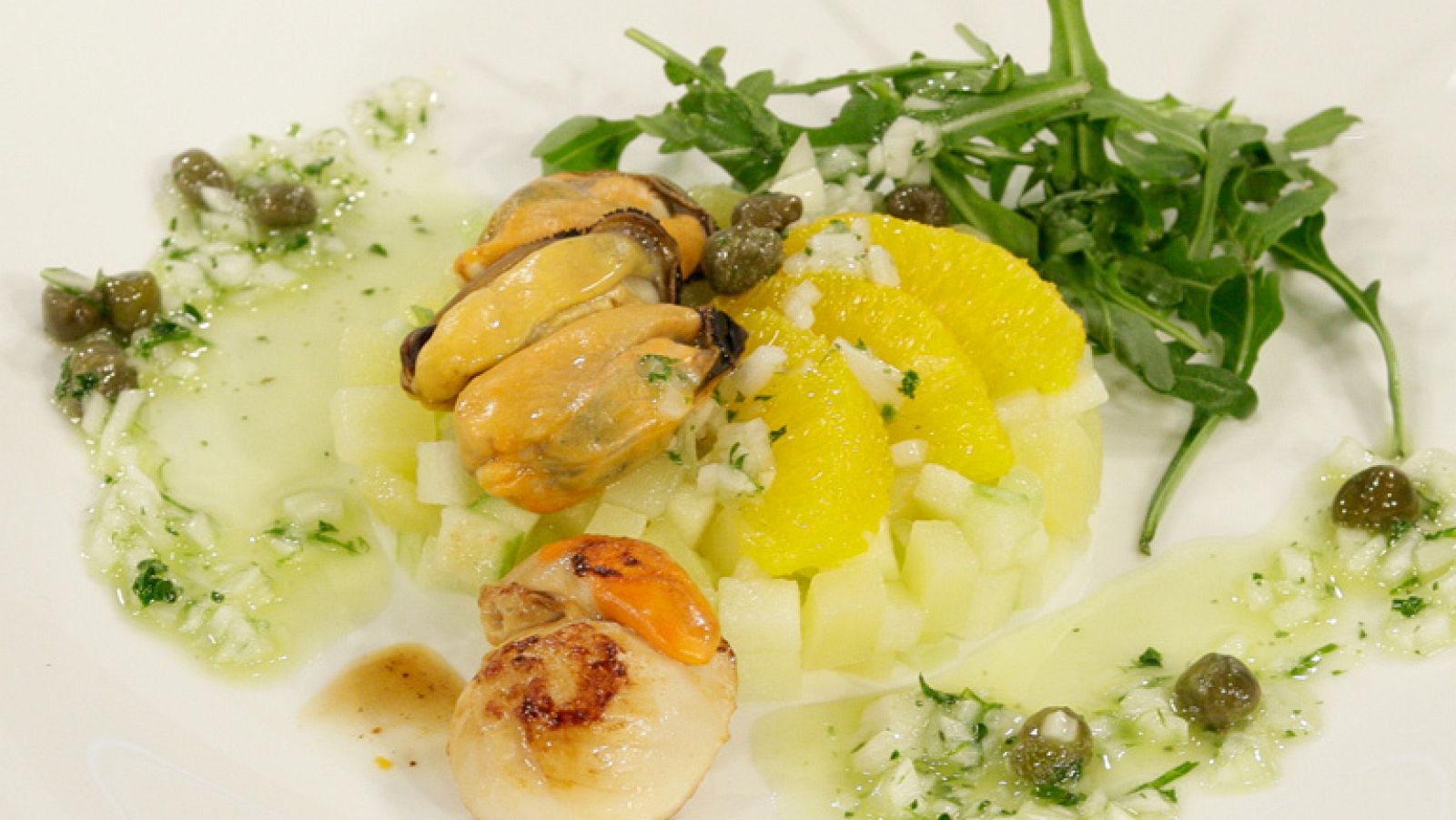 Ensalada de patatas con vieiras y salsa ravigote