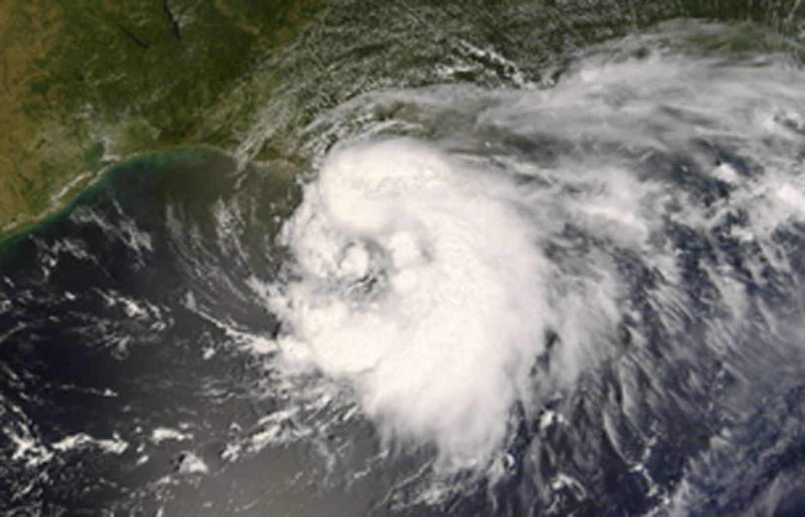 La tormenta tropical Eduardo llega a la costa de Texas | Ver